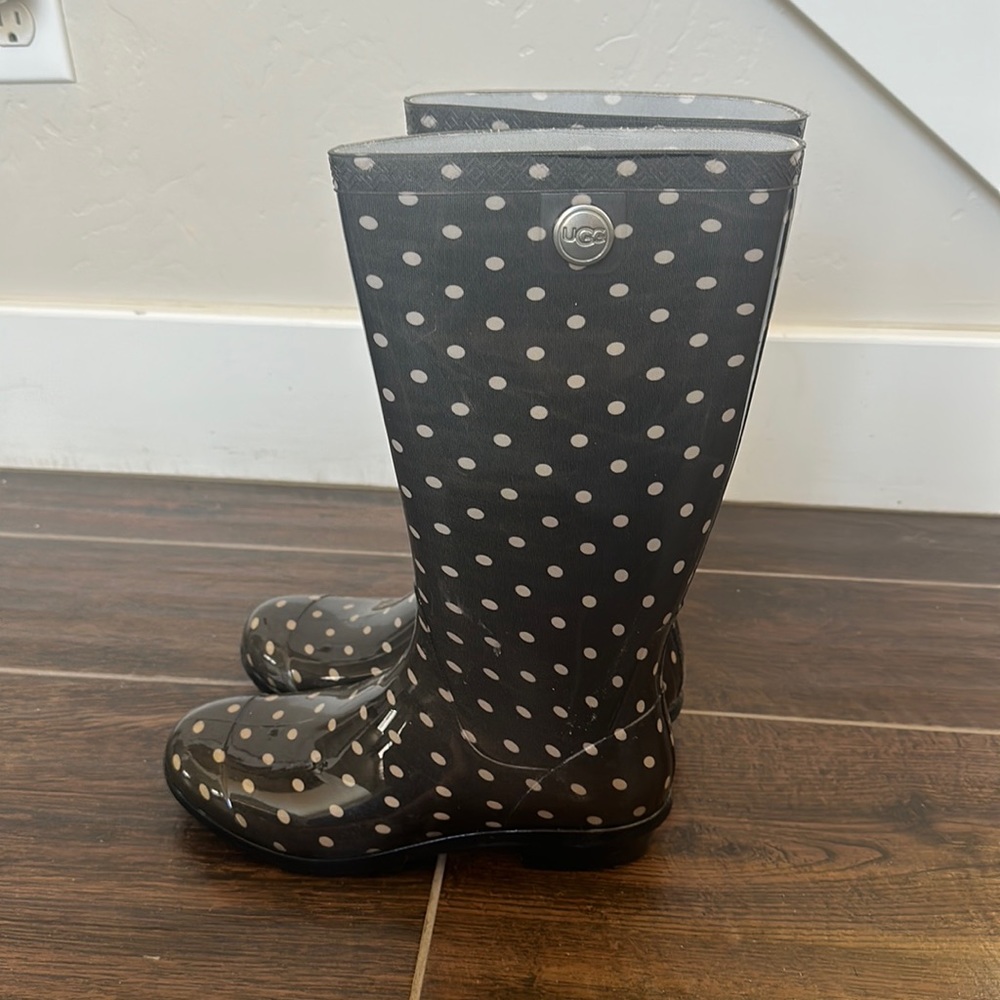 Ugg rainboots. Only worn 3 times